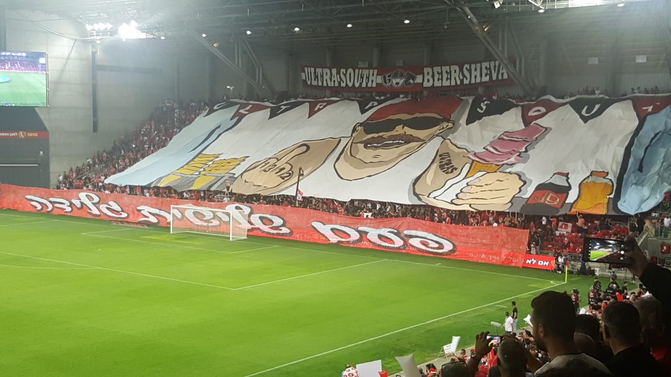 גלידה מדגל פריסה ביציע הדרומי. ככה חוגגים